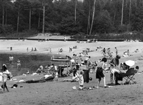 842832 Afbeelding van recreanten aan de recreatieplas het Henschotermeer te Woudenberg.